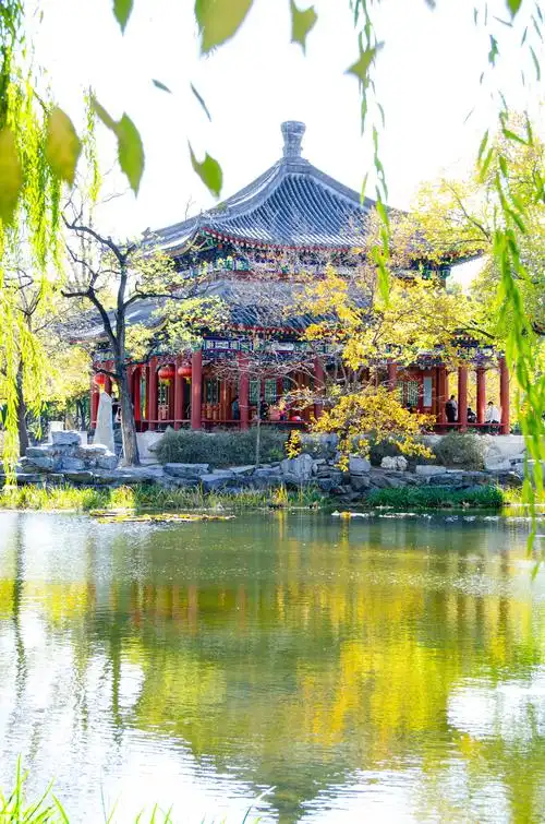 秋色环抱的《鉴碧亭》