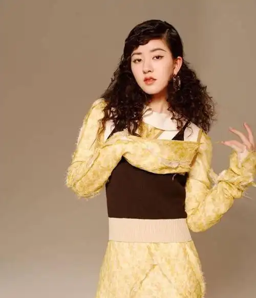 22岁赵露思古灵精怪羊毛卷复古妆演绎俏皮美人身材真是超棒