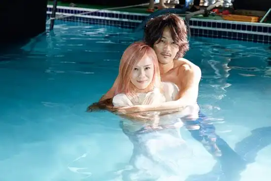 蔡健雅拍摄主打歌mv与男模水底诠释苦恋