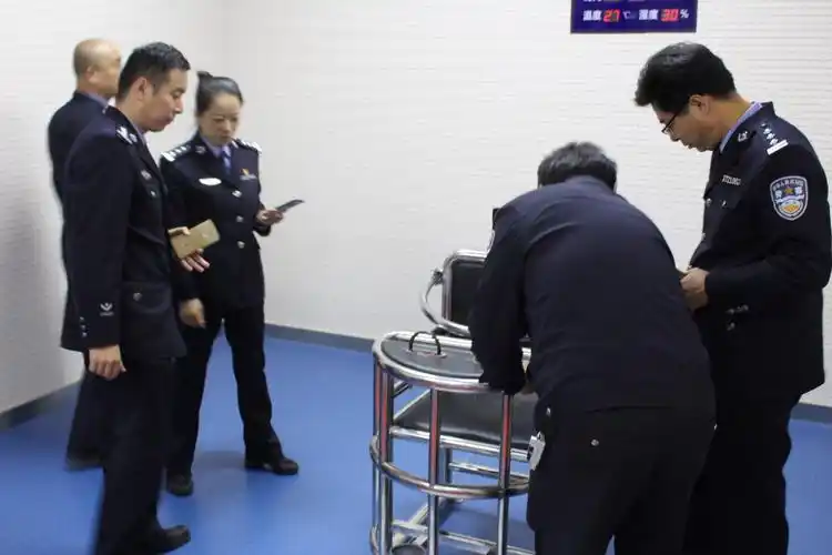 济南市监狱王静副监狱长一行12人到刑事执法办案中心参观学习 - 美篇