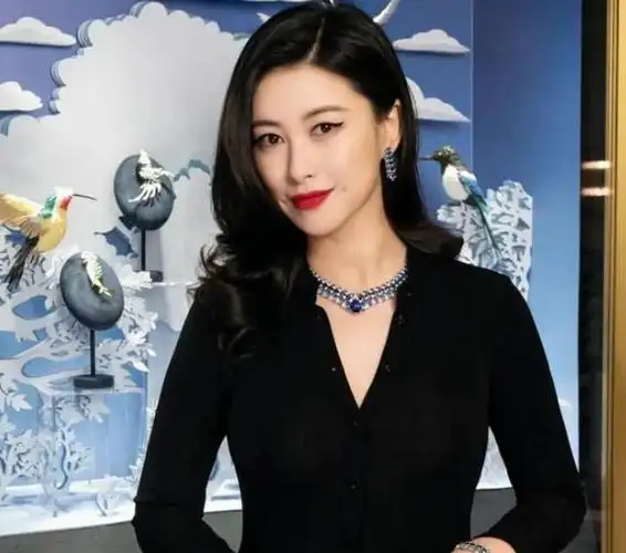 朱珠携女现身画展,穿碎花裙小腹凸起疑二胎,1岁小珍珠背2w包包