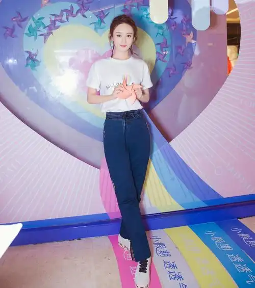 赵丽颖懒理绯闻开心出席活动,小辫子发型辣眼睛