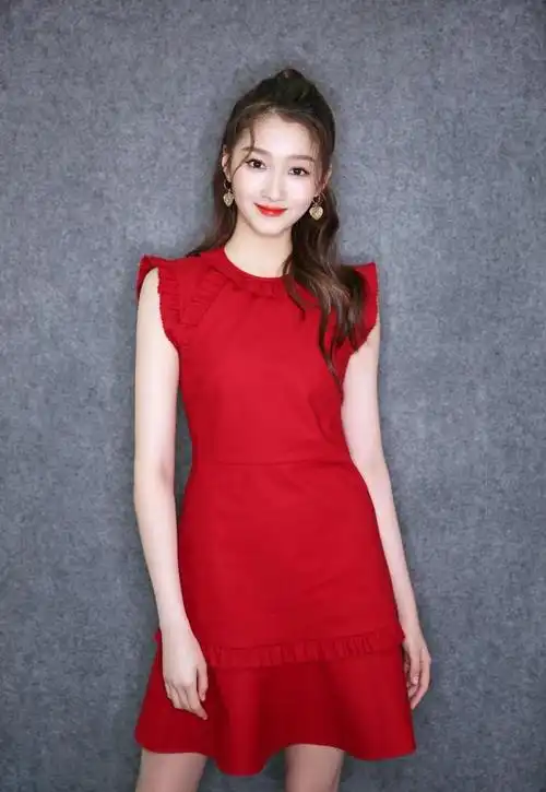 宋亚轩新造型变老几十岁,墨镜中疑似关晓彤身影,姐弟感情惹争议