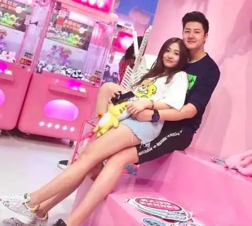 金龟子19岁女儿变化惊人,15岁早恋被男友环抱一脸甜蜜