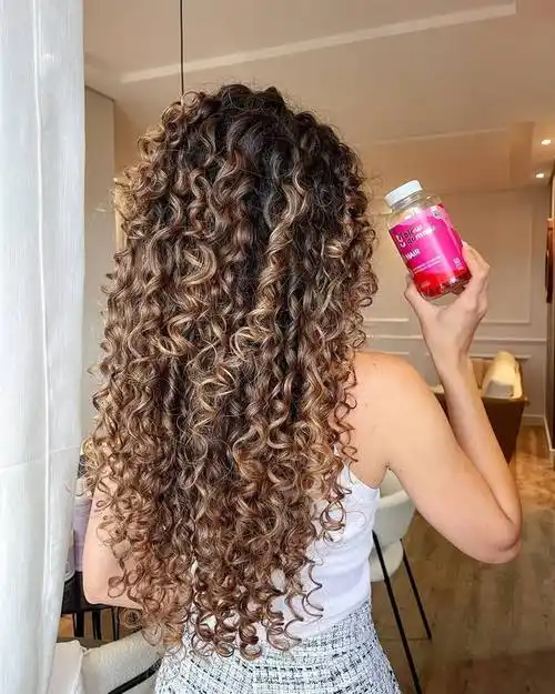 女士发型别乱整,试试长发螺丝烫,展现别样美丽与洋气