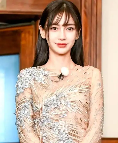 当年仅14岁的杨颖,凭借一张自拍照成功引起模特经纪公司的注意,开启了