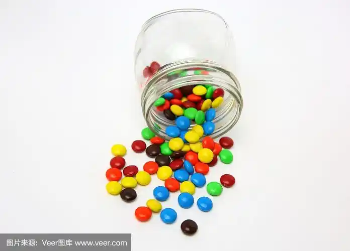 彩色糖衣巧克力smarties在一个玻璃罐子