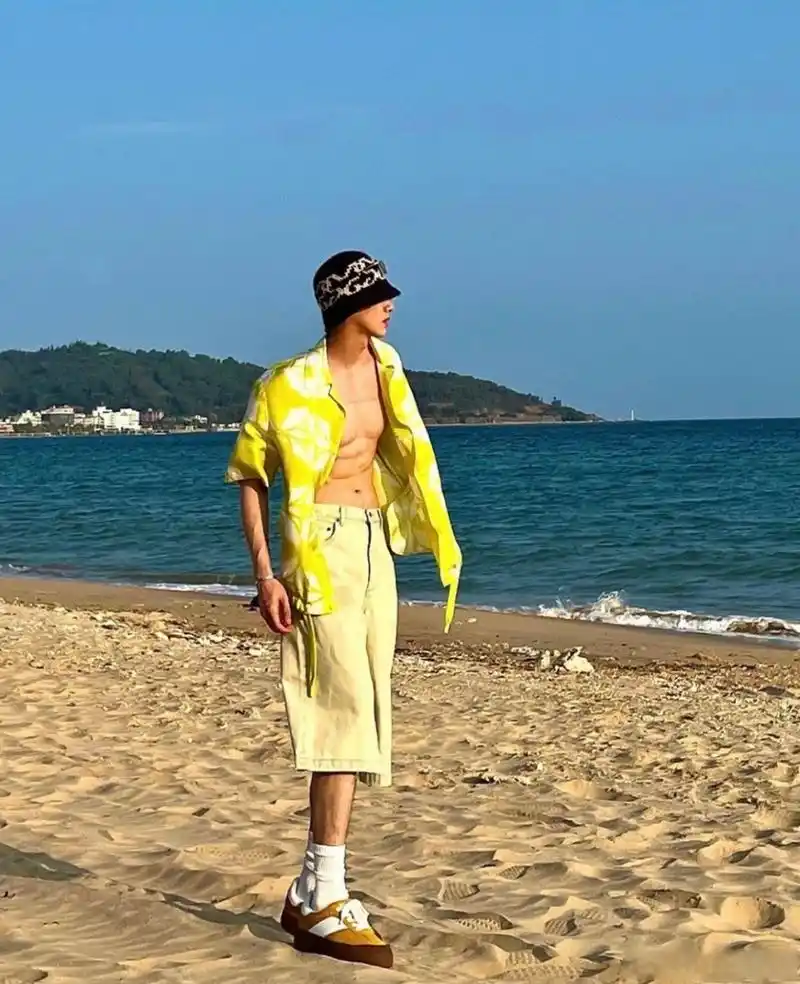 白敬亭腹肌# 白敬亭:小样,这还不迷死你们[三哈]