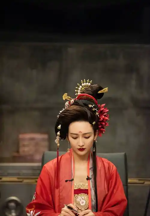 王鸥一身金丝红装持圆扇眼波流转妩媚又性感