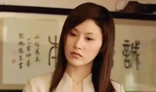 何眉是钟跃民在正荣集团工作时的秘书.