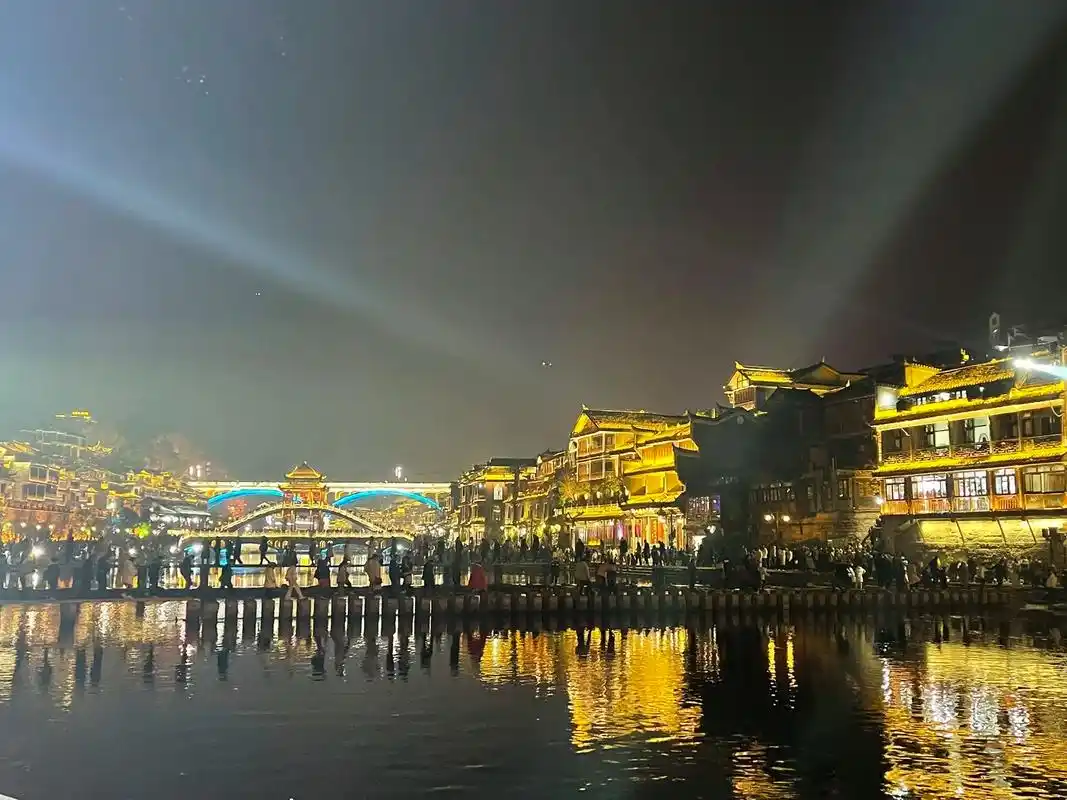 城市夜晚霓虹灯璀璨 #湘西美景 夜游古城,感受一下古风的美 - 抖音