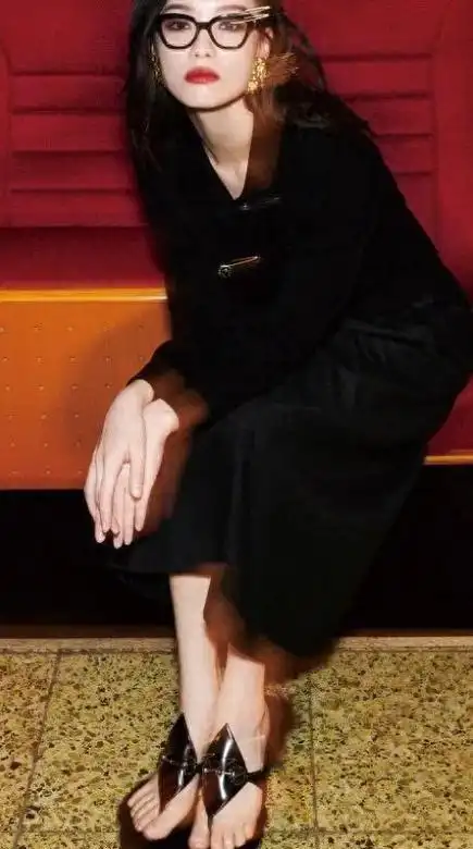 倪妮最新光脚大片红色丝袜展现性感魅力惊艳众人