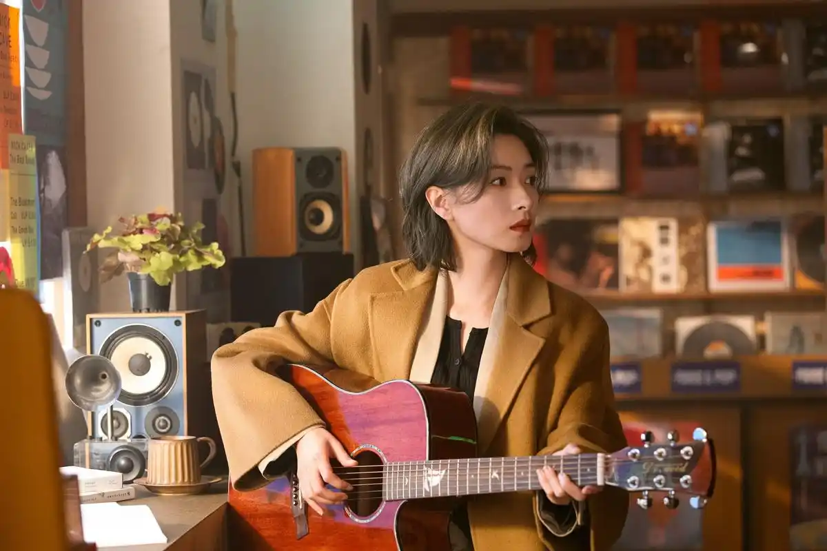 万茜黄色短发干练写真