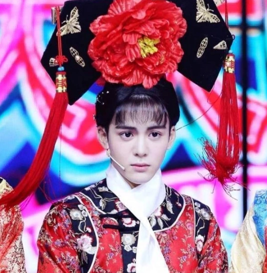 男星肖战"女装大挑战",看到鹿晗也太美了,网友直呼:比女人还美