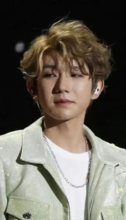 bally全球品牌代言人王源#我个人觉得王源这个165的身高罗圈腿 五五