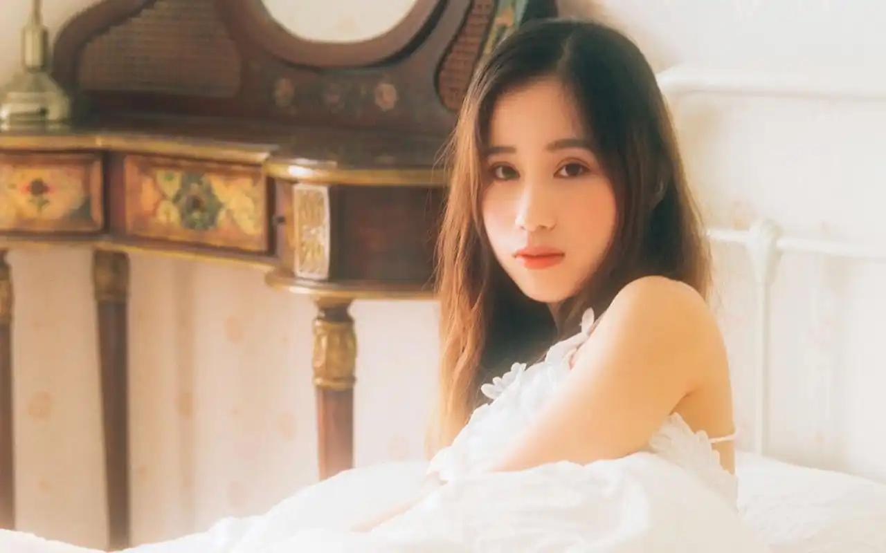 成熟御姐美女吊带裙写真图片壁纸