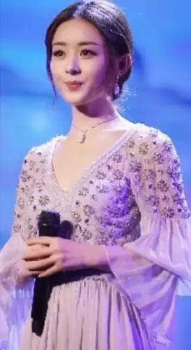 赵丽颖钟爱肚兜款礼服并不是第一次,因为肚兜款式的很能凸显腰部的