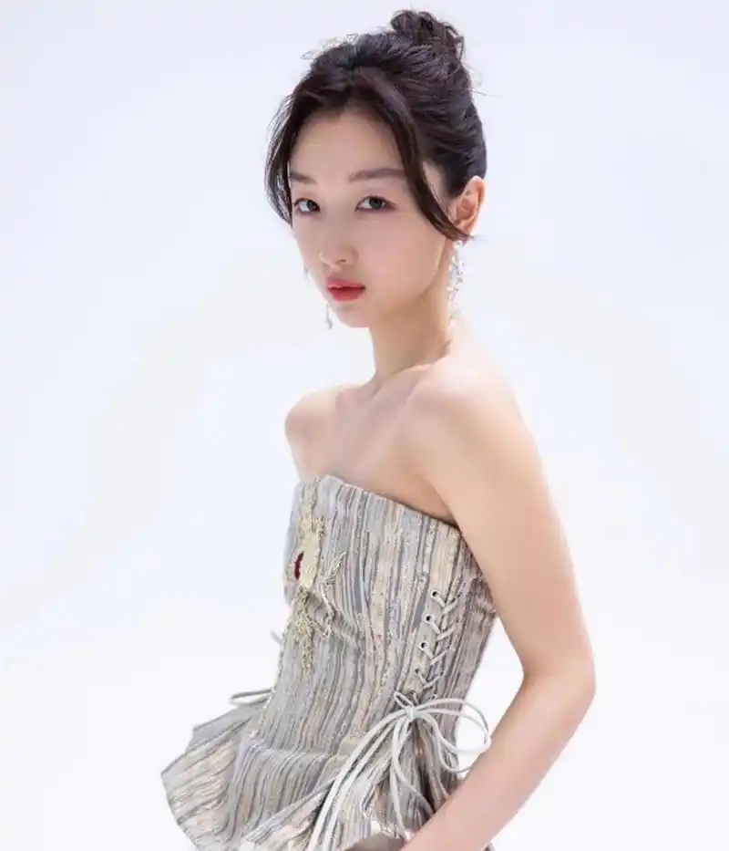 31岁的周冬雨穿刺绣抹胸搭配白色短裤,清纯甜美,俏丽灵动