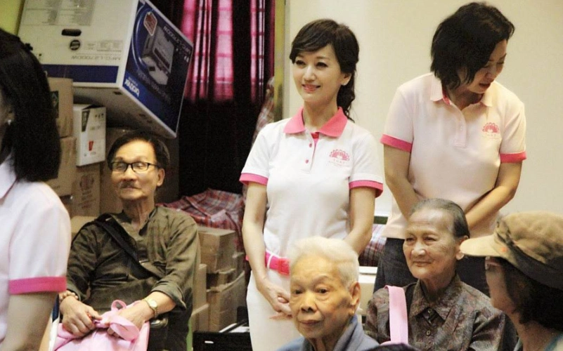 赵雅芝去养老院看望老人,明明只差10岁,看起来却像差了30岁