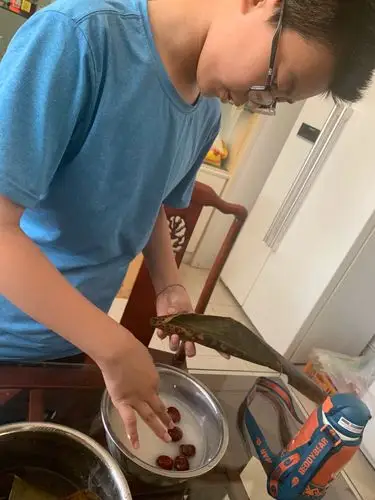 端午节这天,我在家帮妈妈包粽子