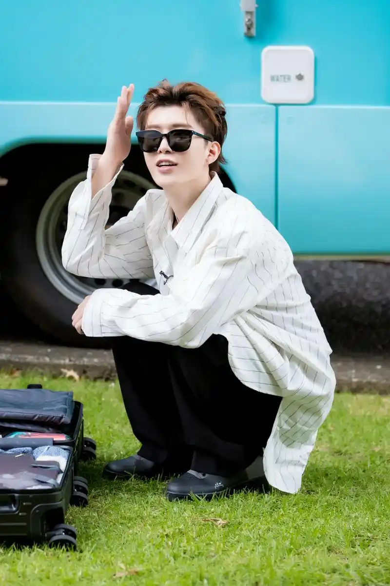 范丞丞 单人.jpg