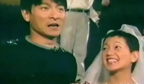 2001年,阿雅特别幸运地和华仔一起主持了一档综艺节目,两人同台合作