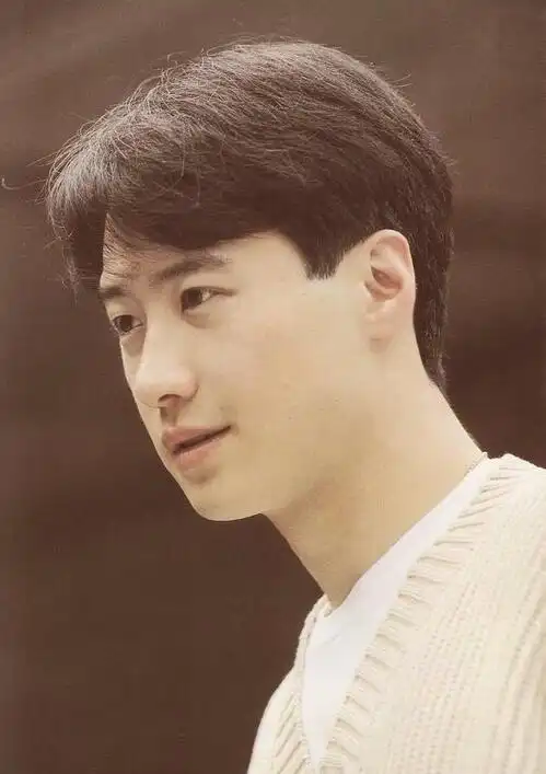 照片中的黎明一头短发干练而帅气,面容十分的俊秀,嘴角