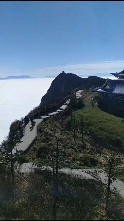 远处的万佛顶是峨眉山最高峰,海拔3099米,绝壁凌空,平畴突起,巍峨屹立