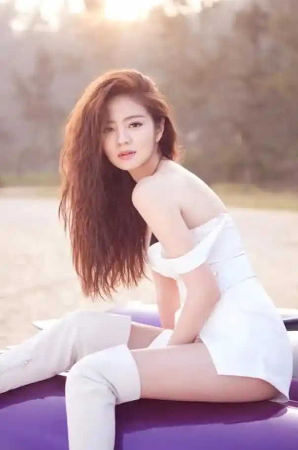 首先,先来献上女神的简介:安以轩,1980年9月出生于台湾省台北市,中国