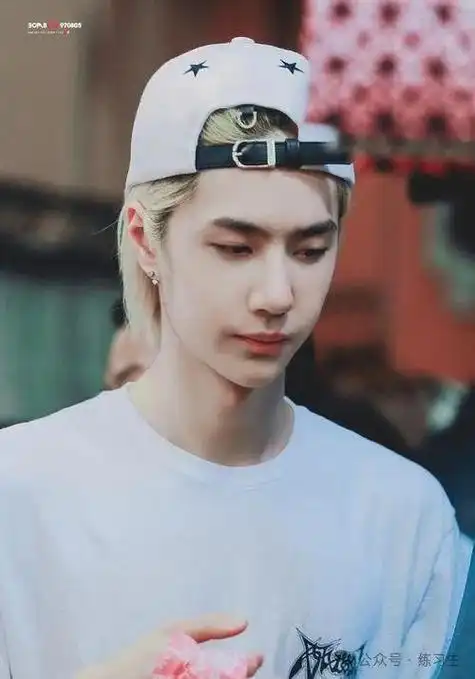 14岁的王一博给韩庚伴舞,外貌气质和现在大不同,整没整一眼便知