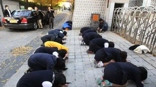 韩国今日高考 学校后辈跪地磕头祝考试顺利