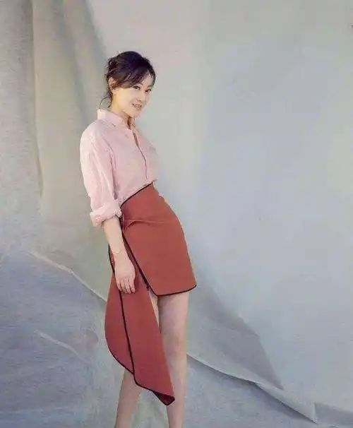 原创原创48岁闫妮越来越敢穿黑色薄纱裙直接开到腰大妈瘦了真任性