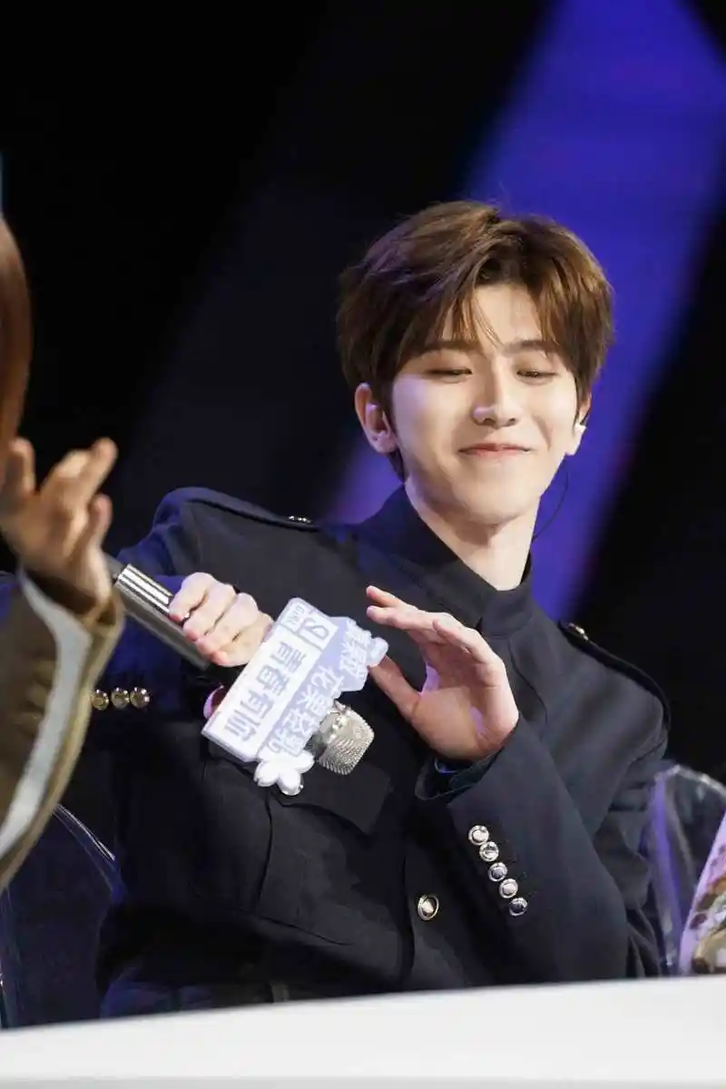 蔡徐坤害羞合集大放送耳朵红低头捂脸的瞬间可爱爆了