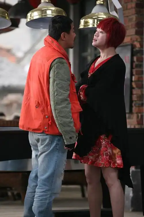 分剧情:震前,大马在涉黑人物幺鸡引诱参与赌博,输掉了工厂家产和老婆