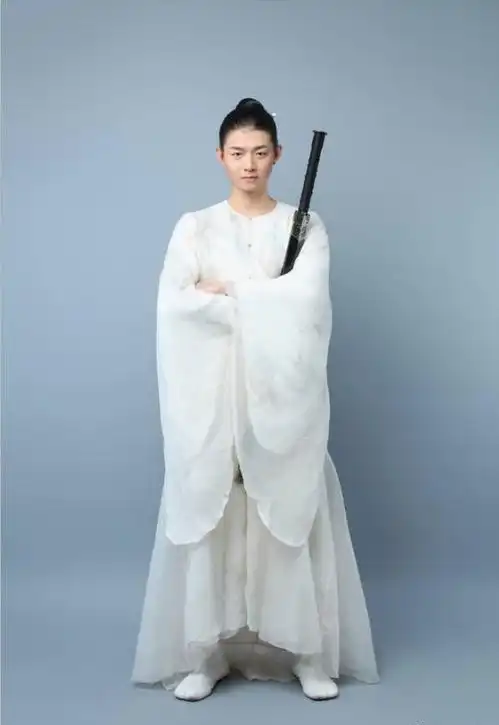 以貌取人者不在少数,故而类似霍尊此等颇具古风气质的俊美男子自然是