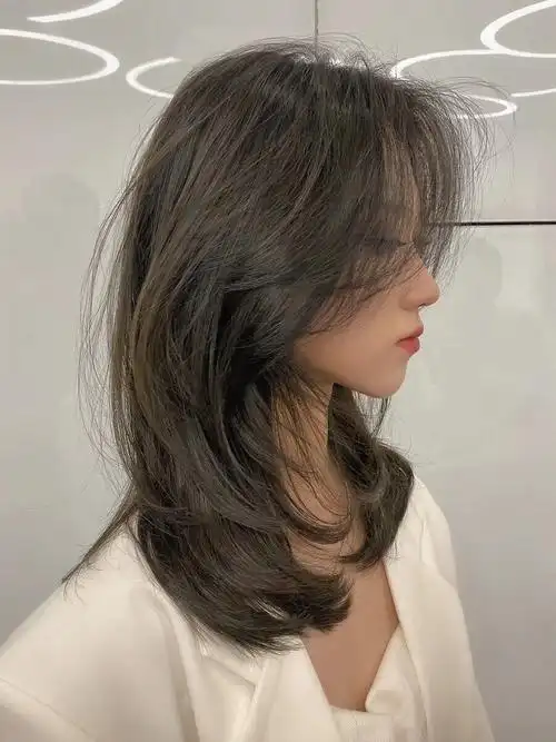 【今日发型推荐】黑茶懒人造型烫黑茶色 低调有内涵的显白发色这款