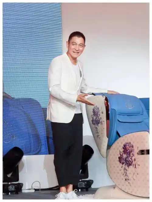 57岁刘德华终于老了笑起来满脸褶却反被裤子抢镜