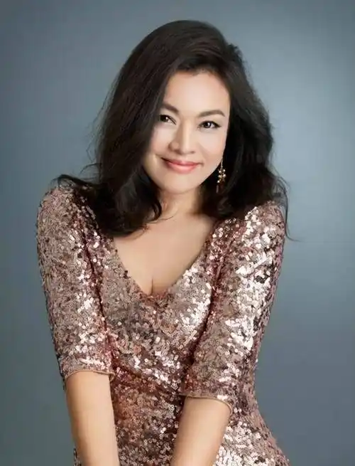 女人上了年纪,为什么劝你多穿艳色,多穿长衣,看56岁史可就知道_气质