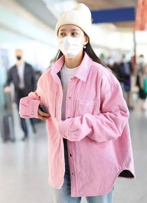 范妹子穿起学沈梦辰的衣服,粉色外套白色鸭舌帽,清新甜美像18岁_身材