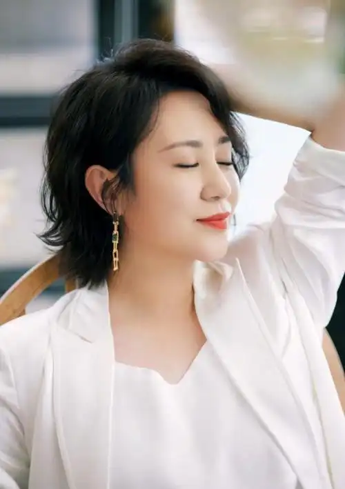 除了小品,马丽还在很多影视作品中亮相,像是《决战刹马镇》,《夏洛特