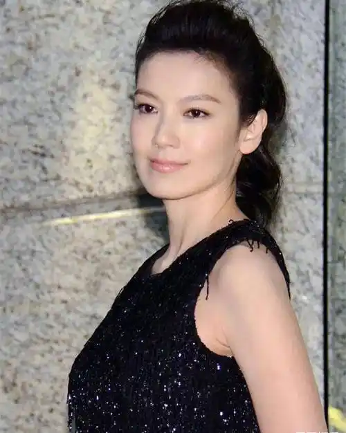 44岁林熙蕾近照,连生2女身材仍完美,曾被王晶看好能接班邱淑贞_时尚_