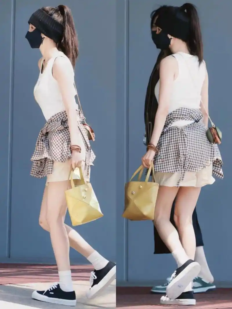杨幂今日北京机场街拍,背心搭配短裤,清凉休闲的夏日look.