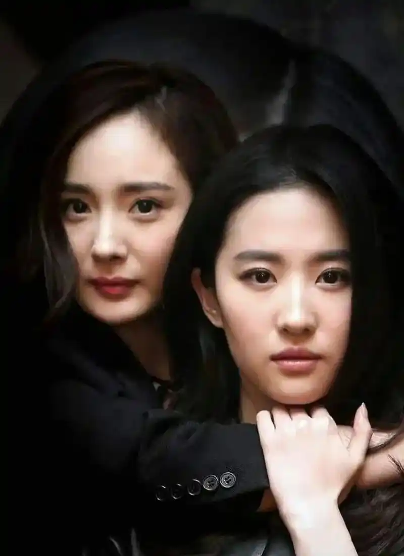 杨幂和刘亦菲两位85花同框的照片中,谁的颜值更胜一筹?