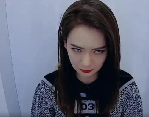 戚薇拍证件照3次重拍,当拍完晒出照片,真是仗着颜值高就任性