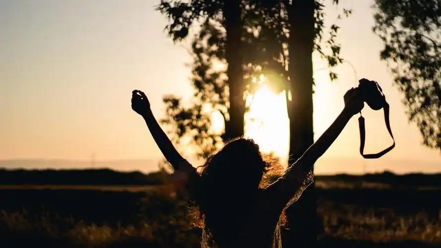 夕阳下的美女背影