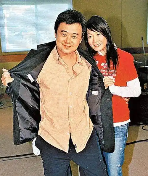 陈升结婚34年桃花不停带美女吃火锅后携另一美女吃鸡又被拍