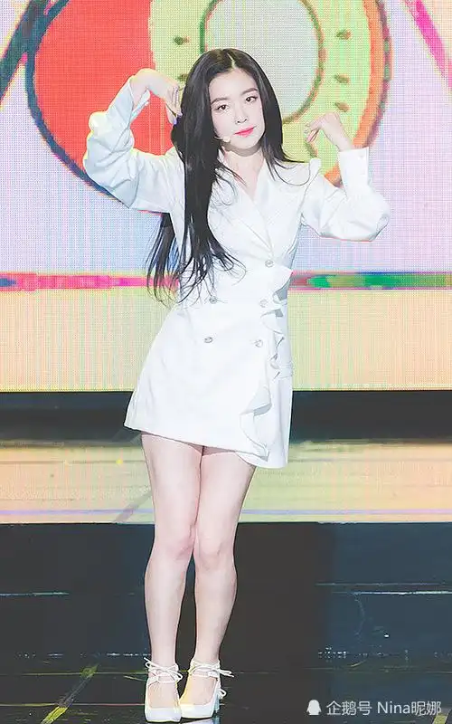 裴珠泫两套衣服拍画报,黑色性感白色干练,不愧四代女团第一神颜_腾讯