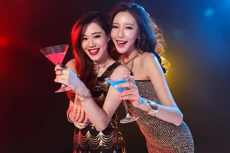 青年女人在酒吧喝酒图片下载