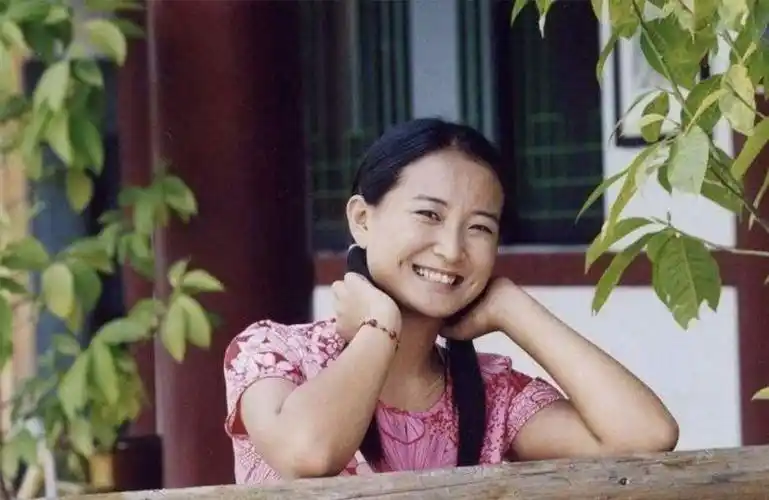 但实际上,看了贾玲年轻时候的照片你就知道了,当年的她的确也是小花.