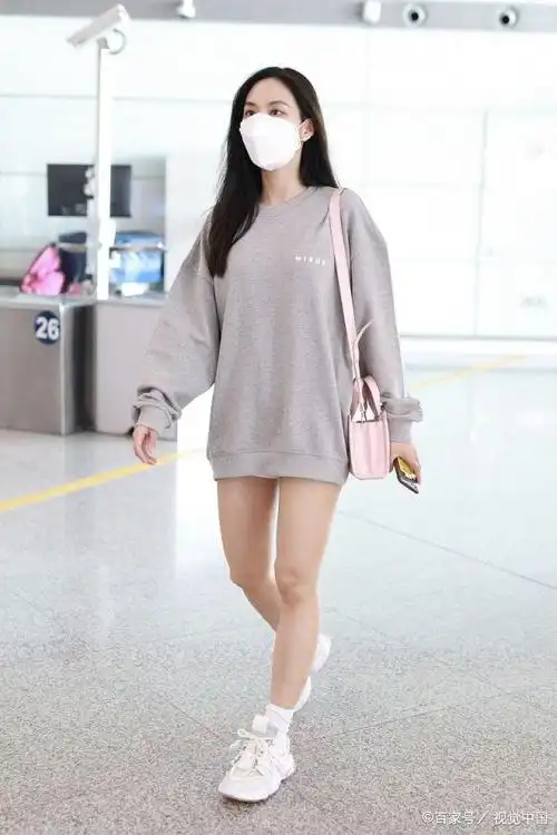 女演员王霏霏现身机场,穿字母卫衣老爹鞋长发飘飘,清纯可爱